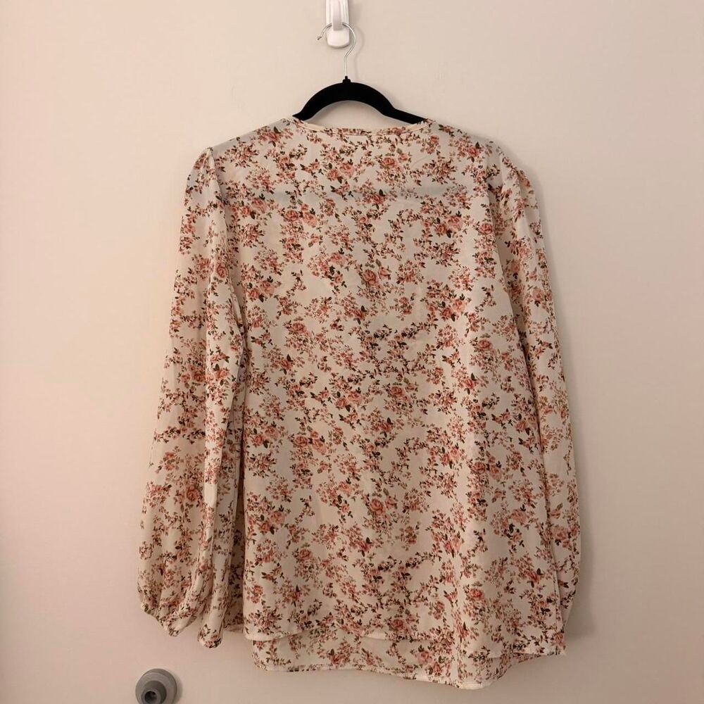 Flowy Floral blouse long sleeves tie front. Size: XXL - Picture 2 of 3